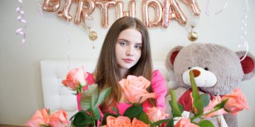 Привітання з іменинницею: 40 варіантів жінці українською