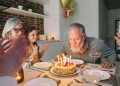 Привітання онучці з днем народження: 50 варіантів за віком