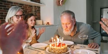 Привітання онучці з днем народження: 50 варіантів за віком