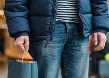 Как выгодно купить мужскую одежду оптом: практическое руководство для ритейлеров