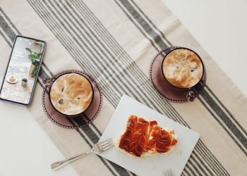 Привітання з днем народження подрузі: 87 текстів українською