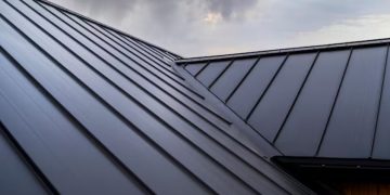Профнастил в строительстве: виды, технические характеристики и правила выбора