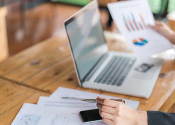 Оптова торгівля без хаосу: як тримати під контролем ціни, знижки і дебіторку