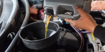 Як правильно обрати моторні та трансмісійну оливу для автомобіля: поради водіям